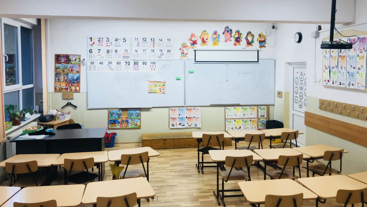 Învățătoarea de la liceul „Socrate”, concediată conform Codului Muncii. Șef-adjunct DGETS: „Nu va mai putea preda niciodată”
