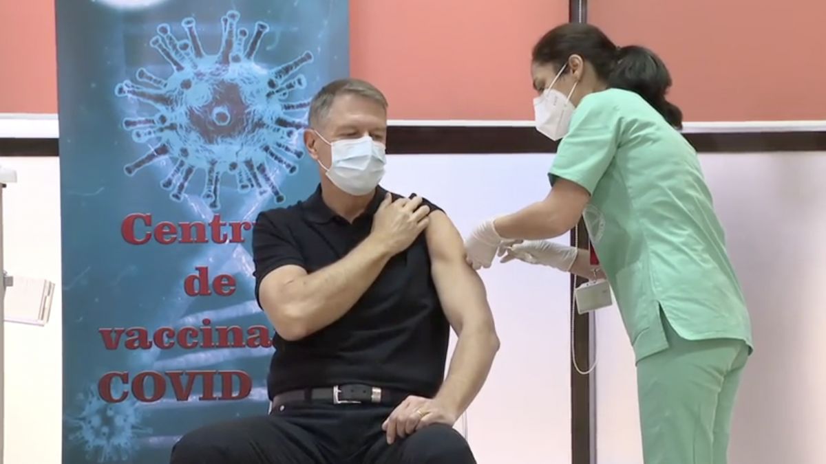 Iohannis s-a vaccinat anti-COVID în fața camerelor de filmat: „Este o procedură simplă, nu doare” (VIDEO)