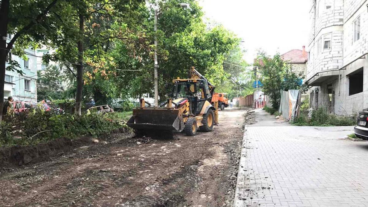 Strada Dante Alighieri de la Botanica a intrat în reparații. Ceban promite că aceasta va fi finalizată într-o lună