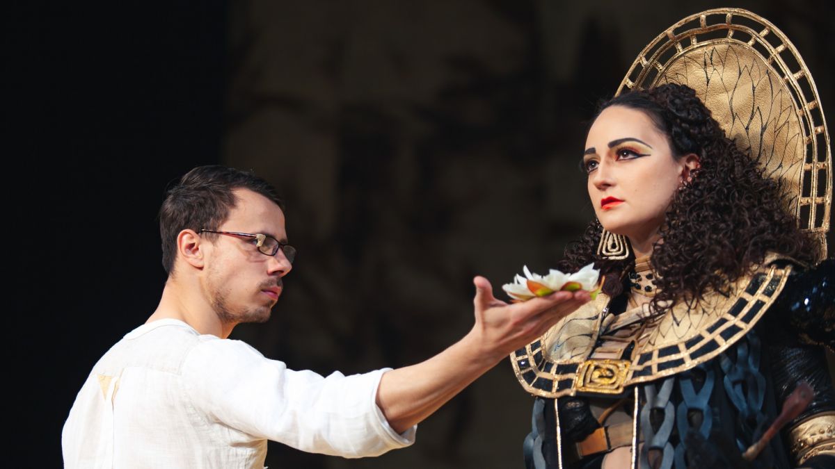 Iosif are o nouă amantă, pe scena Teatrului „Eugene Ionesco”. Interviu cu actrița Tinka Fox (FOTO)