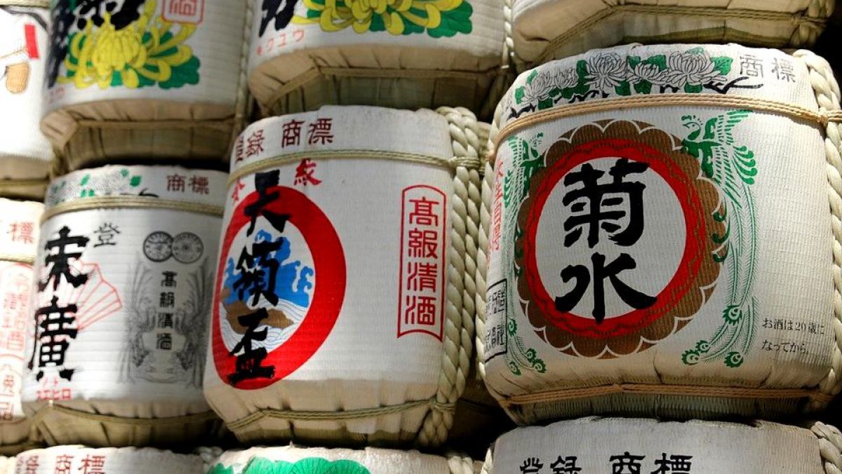 Japonezii pot folosi băuturi alcoolice în locul dezinfectantului. Ce reguli trebuie să respecte