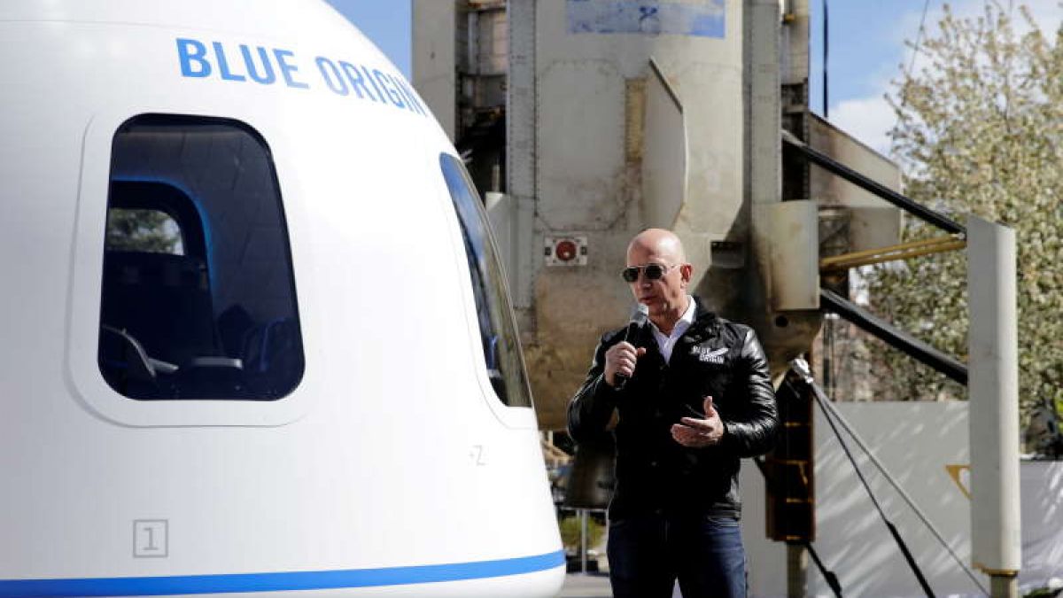 Jeff Bezos va începe vânzarea biletelor pentru călătorii spațiale