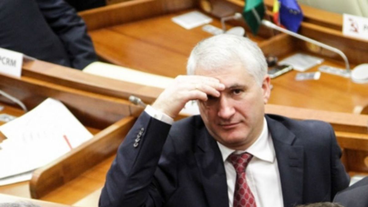 Judecătorii au emis un mandat de arest preventiv pentru 30 de zile pe numele fostului deputat Constantin Botnari. Reacția acestuia