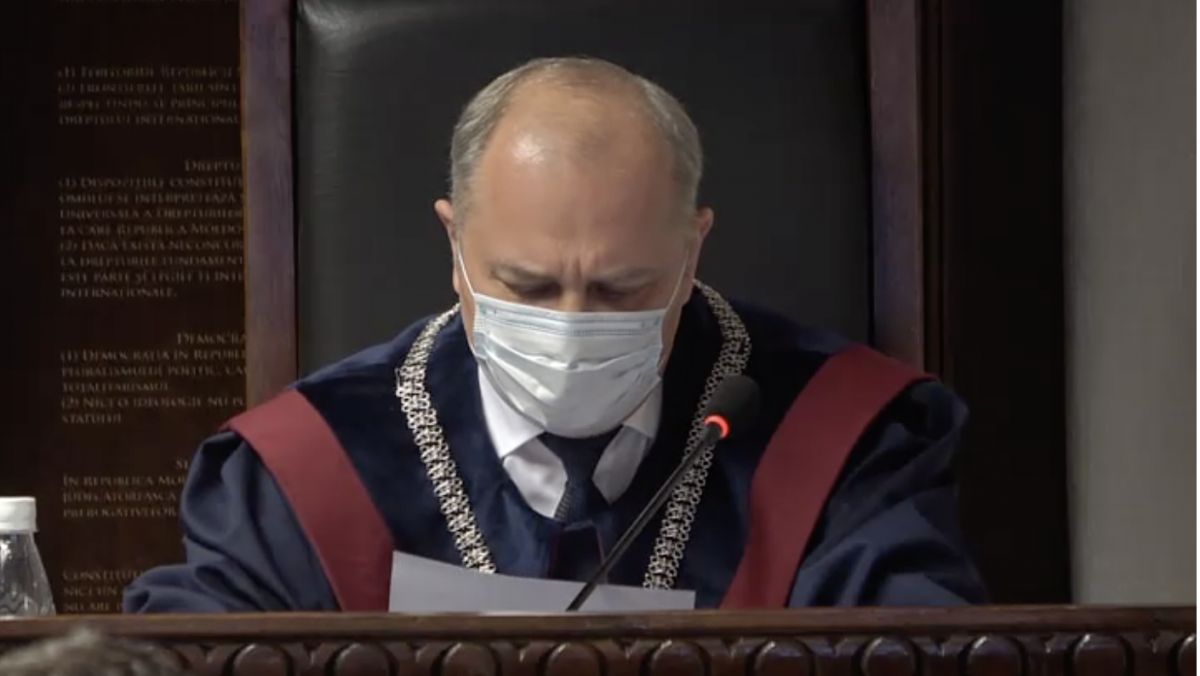 Judecătorul CC Eduard Ababei se abține de la examinarea sesizărilor cu privire la creditul rus, fiind cumnat cu ministrul Finanțelor