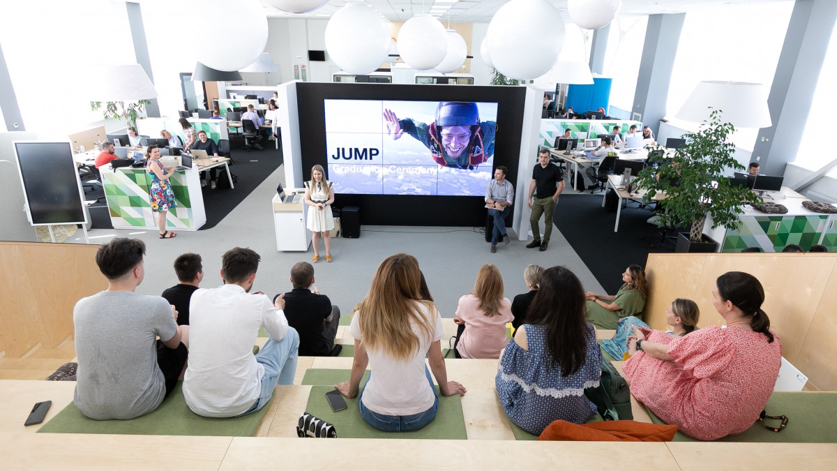 JUMP acum şi începe-ți cariera IT cu Orange Systems
