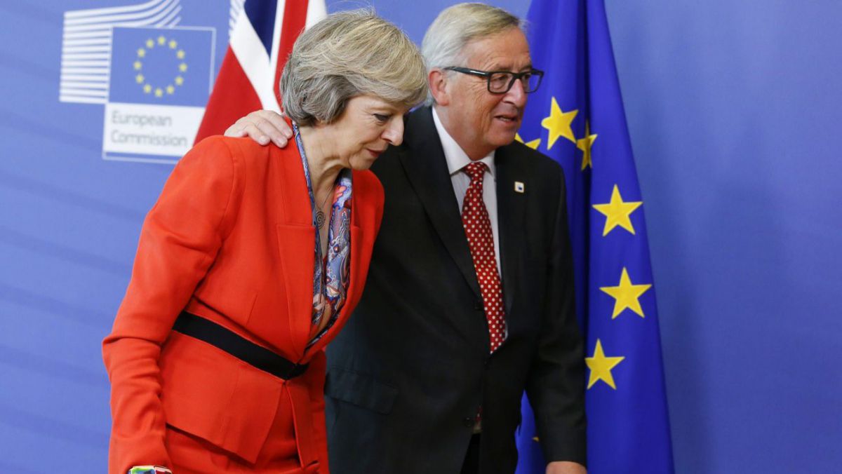 Juncker o descrie pe Theresa May ca pe o „femeie dură”