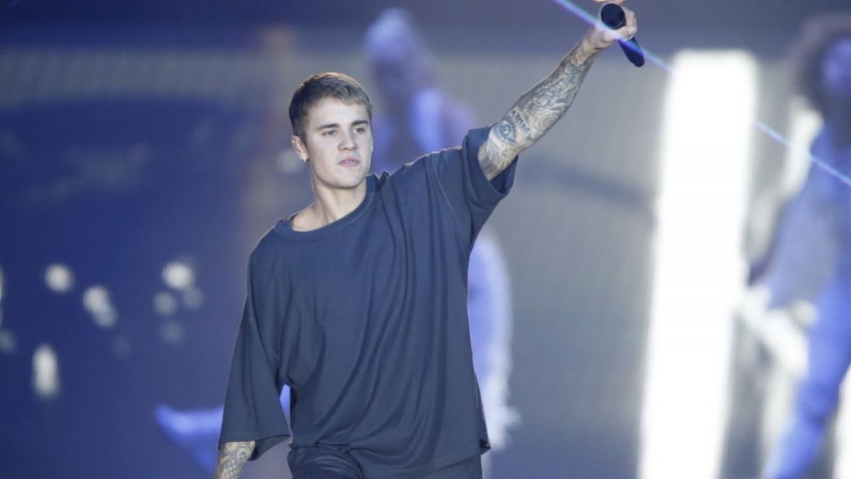 Justin Bieber, agresat la un concert din Stockholm. Mulțimea a aruncat cu obiecte pe scenă
