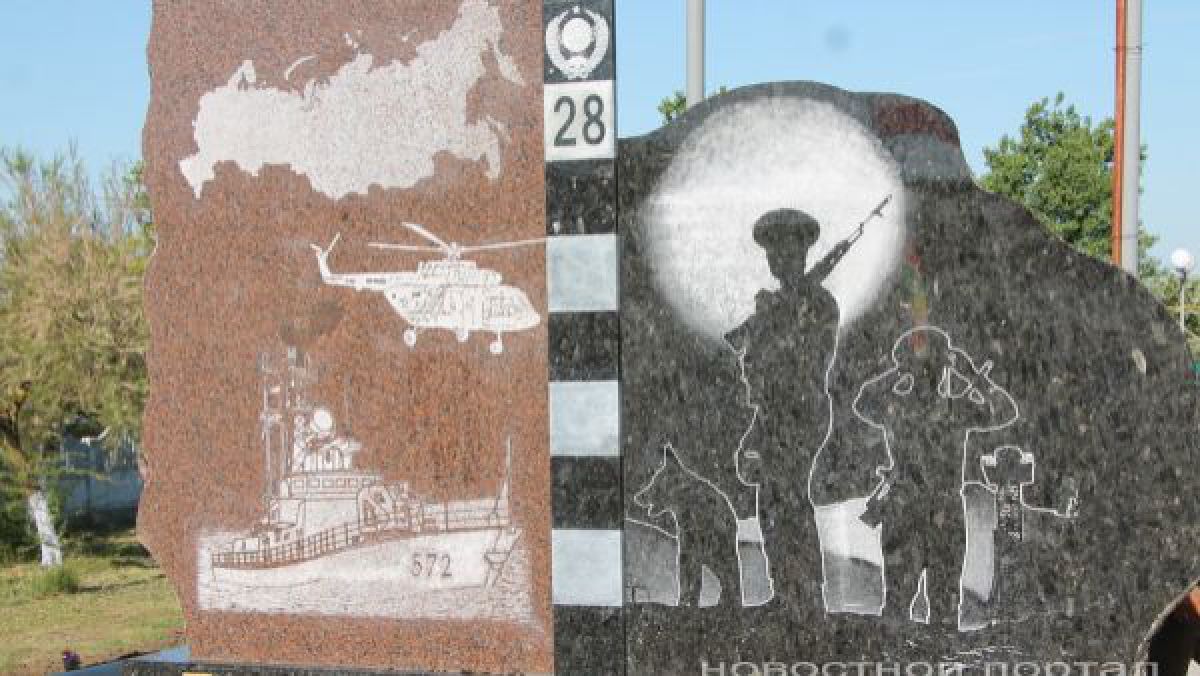 La Comrat a fost ridicat un monument cu harta Rusiei pe el, dedicat grănicerilor sovietici. A fost construit cu sprijinul lui Dodon