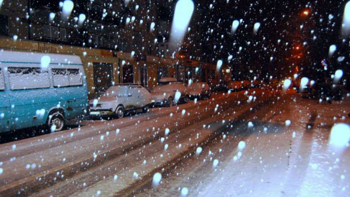 Lapoviță și ploi în toată țara. INP oferă recomandări pentru șoferii din trafic
