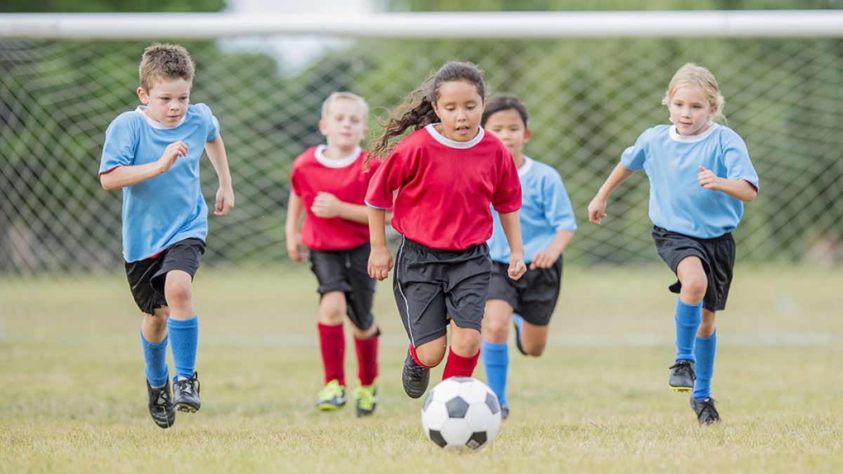 Lecții de fotbal pentru elevii claselor primare. Școlile se pot înscrie în proiect până la începutul lunii august
