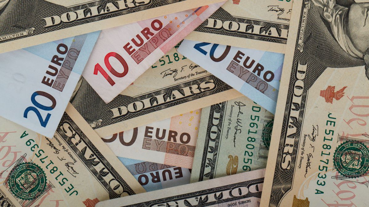 Leul se depreciază cu 24 de bani față de euro