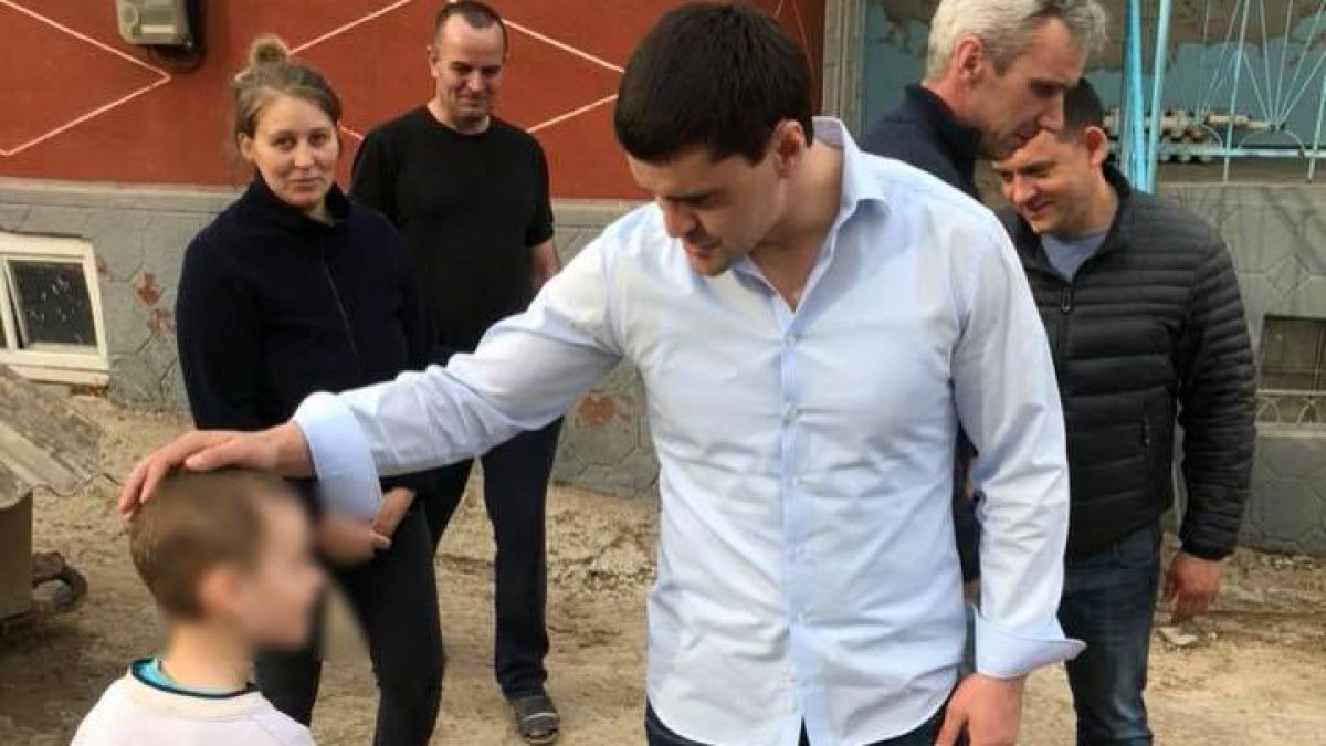 „Lezează demnitatea copiilor”. Fotografiile cu minori postate de Țuțu pe Facebook, condamnate de Avocatul Copilului și Consiliul de Presă