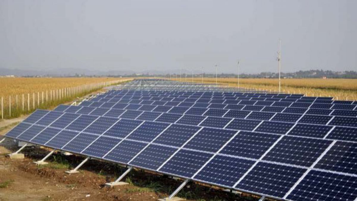 Licitații trucate la achiziționarea panourilor solare. Un funcționar public și trei agenți economici, cercetați penal pentru corupție