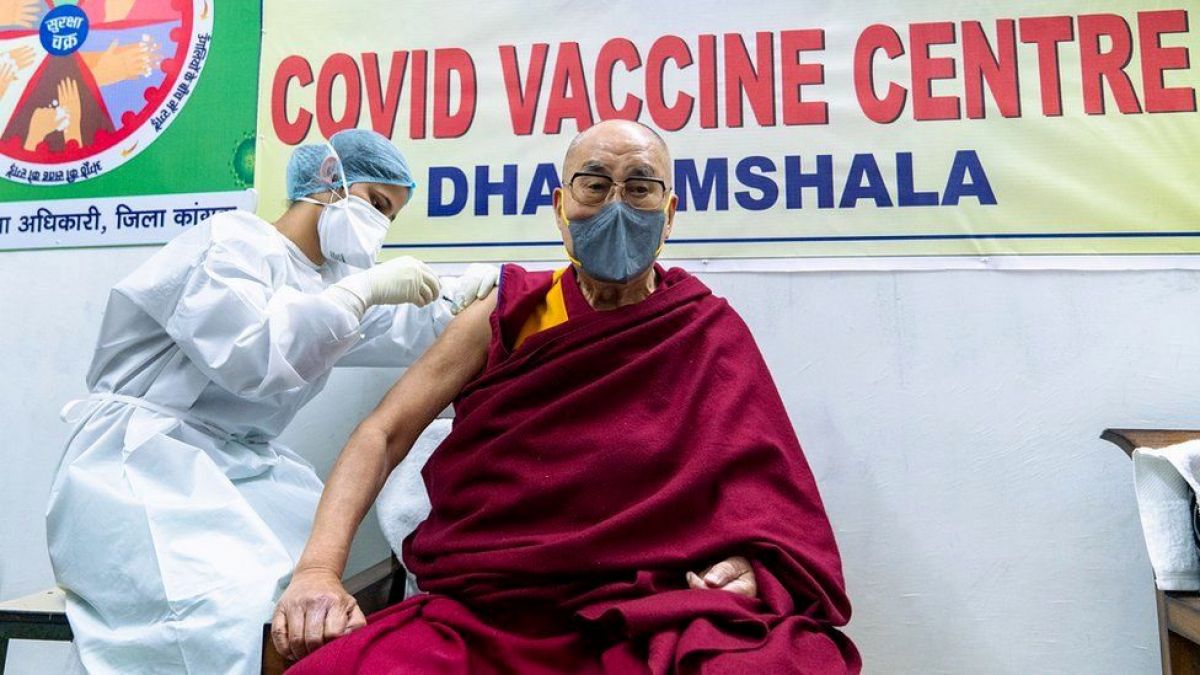 Liderul spiritual al Tibetului, Dalai Lama, s-a vaccinat împotriva COVID-19