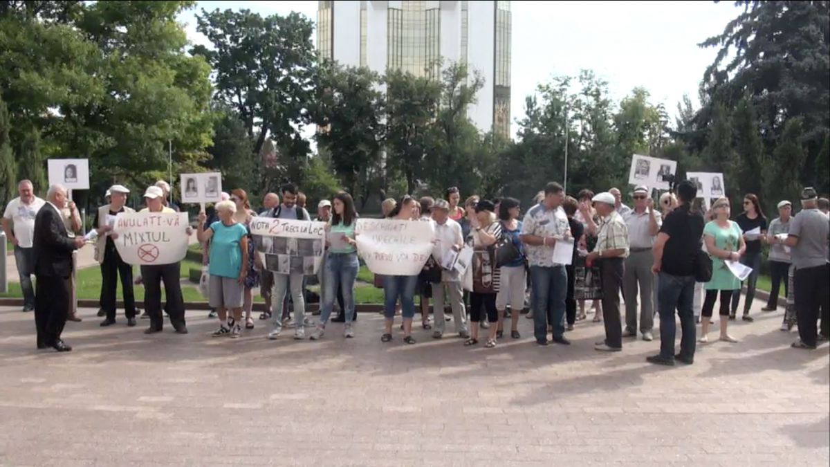 LIVE. Flashmob în fața Parlamentului. Mișcarea de rezistență națională cere deputaților să examineze revendicările protestatarilor