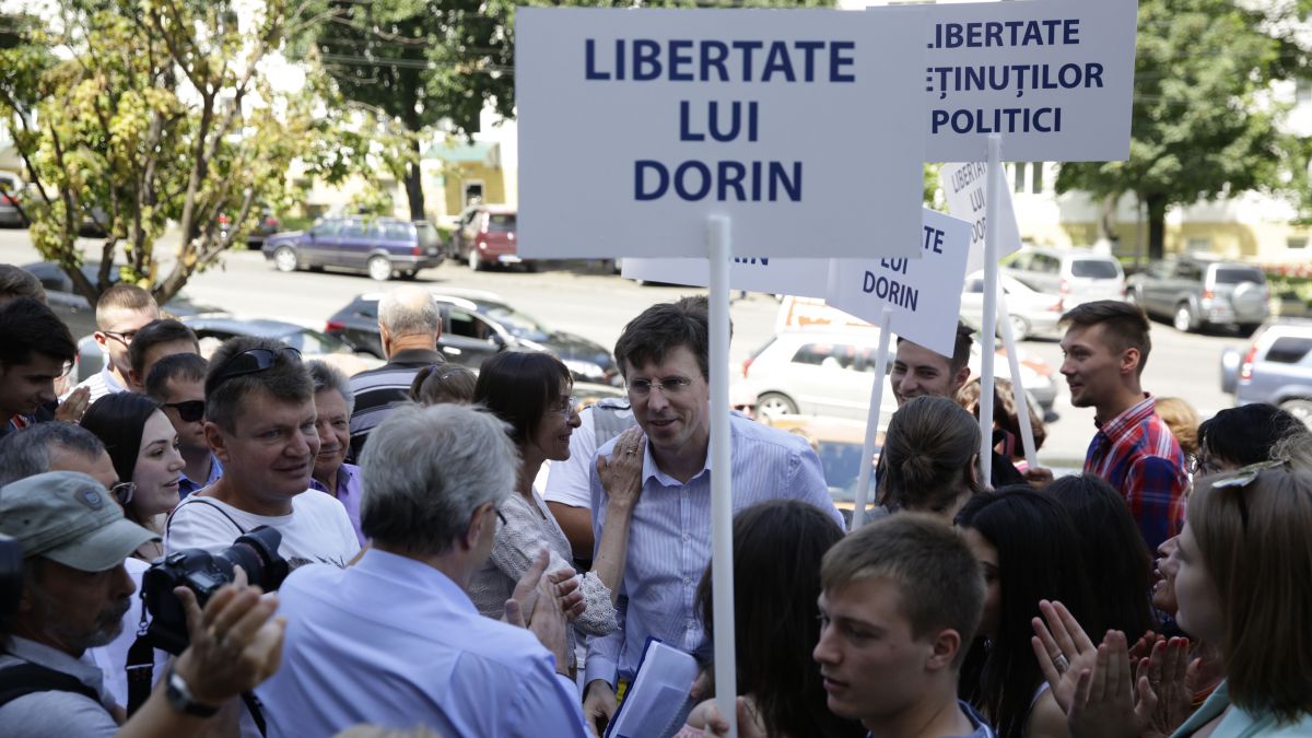 LIVE. „Libertate lui Dorin”. Liberalii protestează în fața Judecătoriei Buiucani