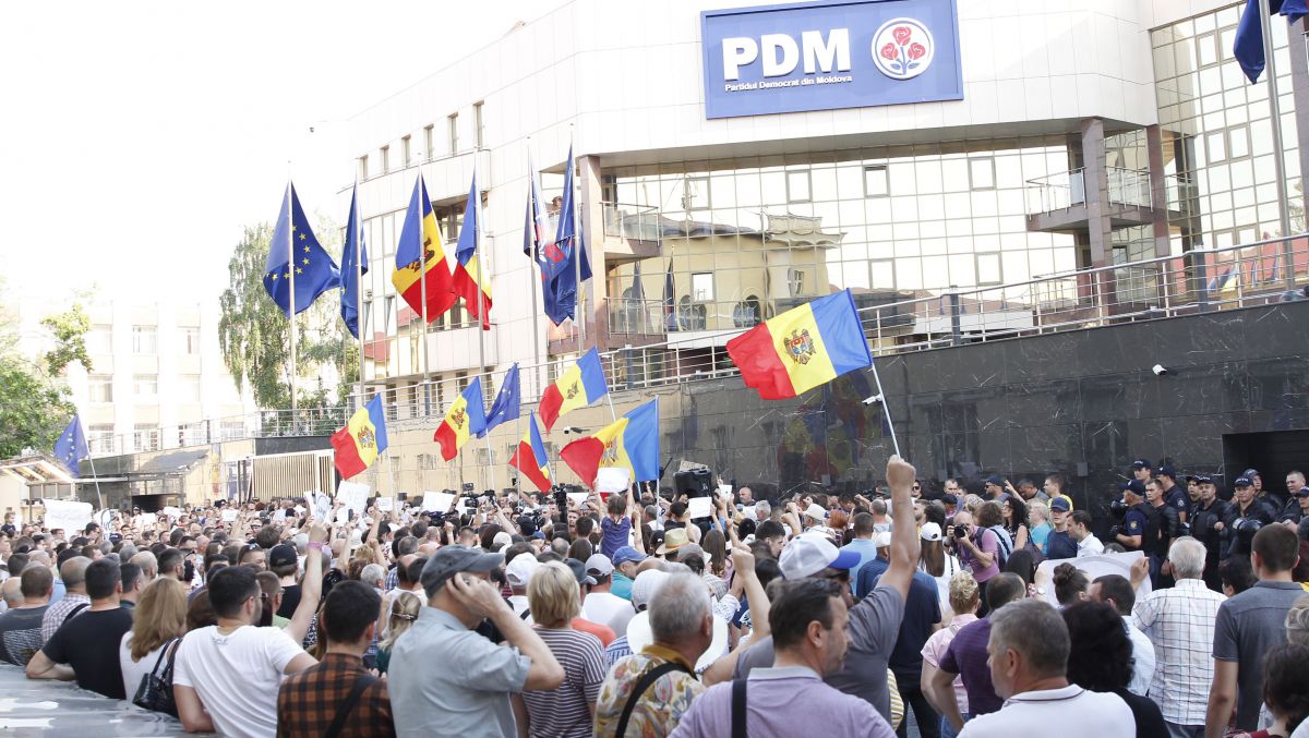 LIVE. Manifestanții au umplut curtea sediului PDM