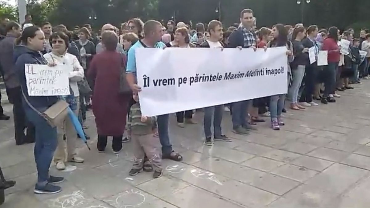 LIVE. Protest la Catedrala Mitropolitană: Îl vrem pe părintele Maxim Melinti înapoi