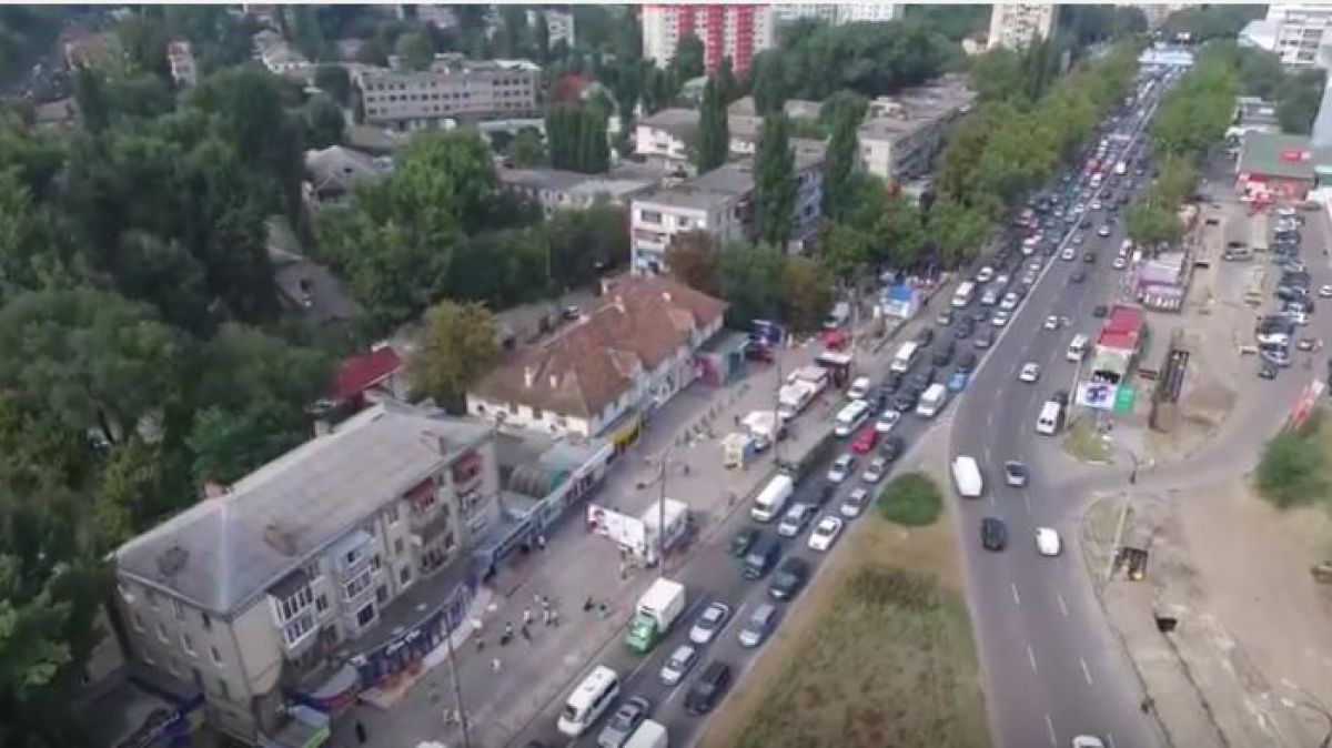 VIDEO cu DRONA! Circulația în zona sensului giratoriu de la Creangă, paralizată complet