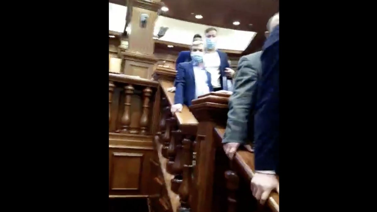LIVE din plenul Parlamentului: Trebuia să plece ca un bărbat, ați ajuns să votați cu Șor