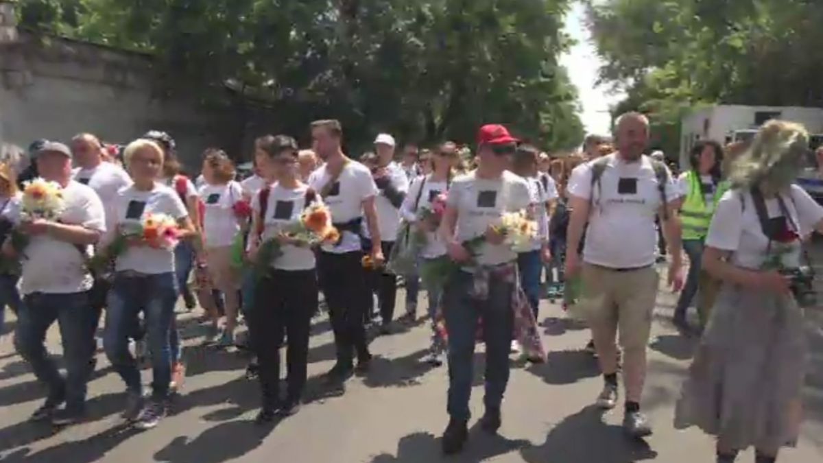 VIDEO. Marșul comunității LGBT: „Fără frică” și cu flori în mâini