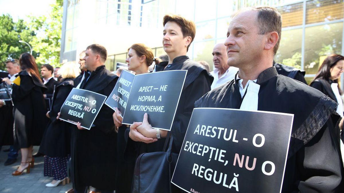 VIDEO. Protest la Curtea de Apel: Avocații condamnă aplicarea excesivă a arestului preventiv