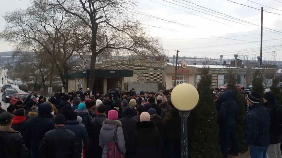 Localnicii de la Puhoi nu se lasă. Au urcat în autocare și merg să protesteze la Ministerul Economiei. Primarul: „Oamenii acționează în baza emoțiilor și a disperării”