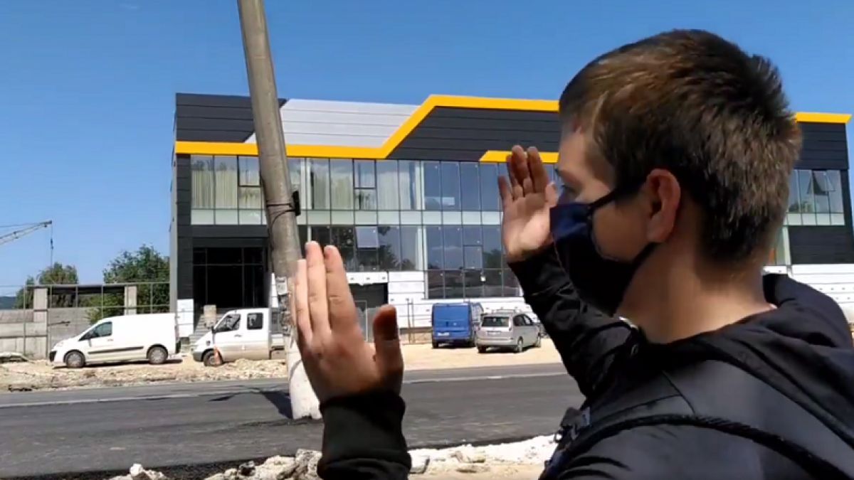 Localnicii din Strășeni, despre stâlpii din mijlocul traseului: „Parcă este turnul din Pisa” (VIDEO)