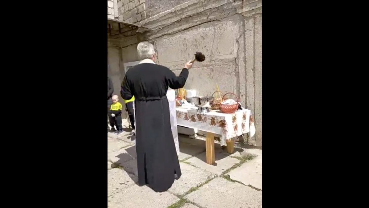 La Hîncești a început deja sfințirea bucatelor de Paști. Decizia urmărește evitarea aglomerărilor în Noaptea Învierii (VIDEO)