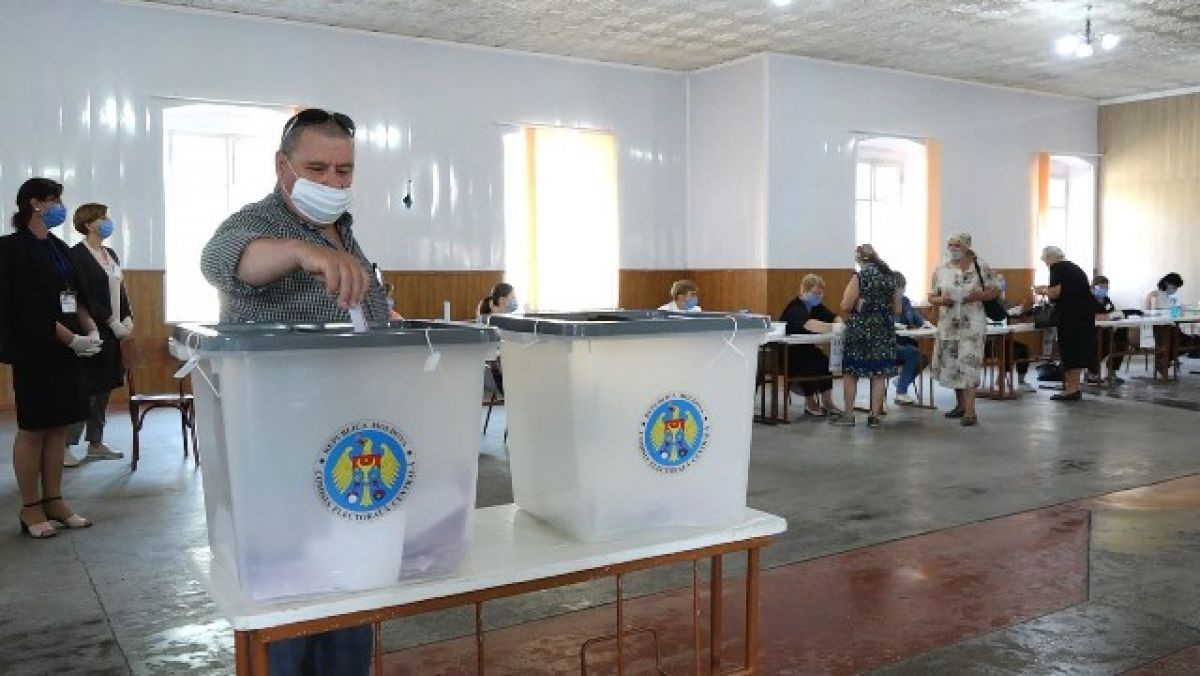 Locuitorii unui sat din nordul țării au mers la vot pe timp de pandemie pentru a-și alege primarul (VIDEO)