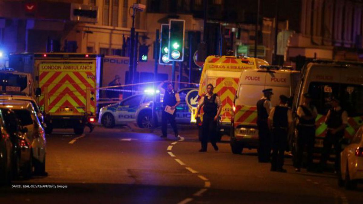 Londra: O mașină a intrat într-un grup de pietoni în fața unei moschei