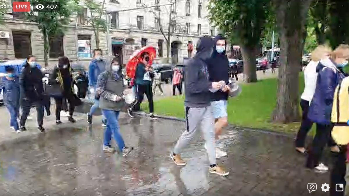Lovind în veselă de metal și sub ploaie: Un grup de persoane protestează la Guvern cerând să le fie respectat dreptul la muncă (LIVE)