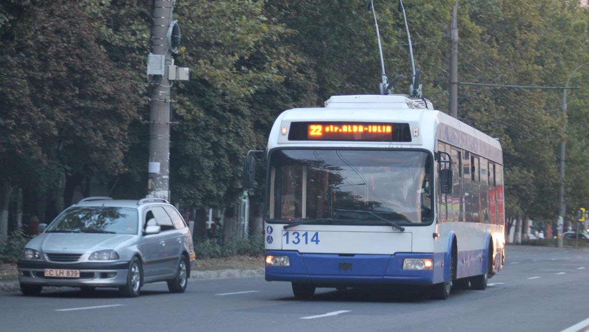 Lovită de un troleibuz în timp ce traversa neregulamentar strada. În 24 de ore, 78 de accidente în Chișinău