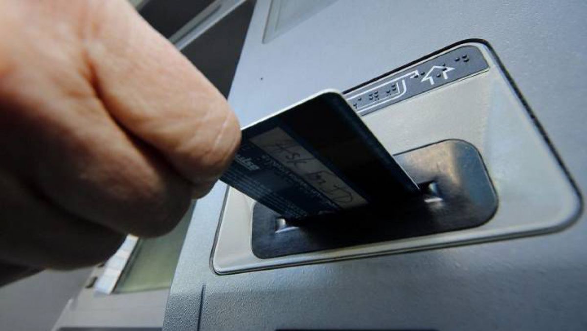 Lua cardurile angajaților și le cheltuia salariile. Directorul unei școli profesionale, pe banca acuzaților