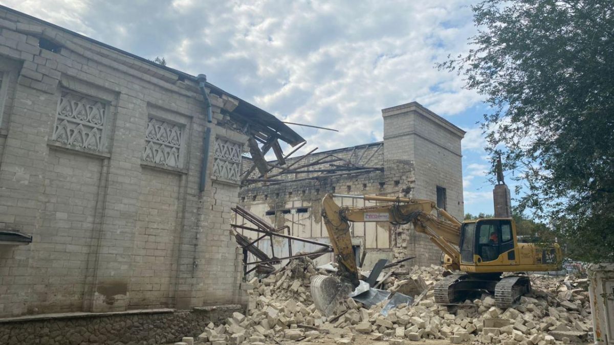 Lucrările de demolare a cinematografului Gaudeamus, reluate. Primăria: „Acțiunile sunt ilegale”