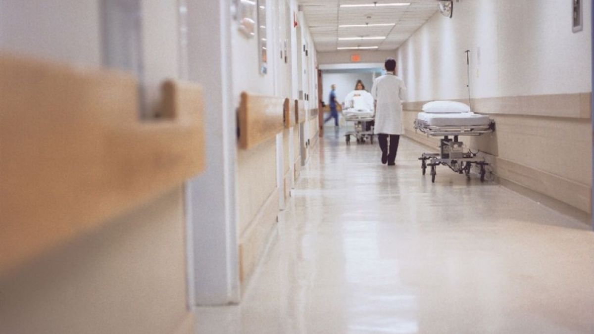 Lucrători medicali din două spitale municipale, infectați cu COVID-19. Mai multe secții au fost închise în carantină