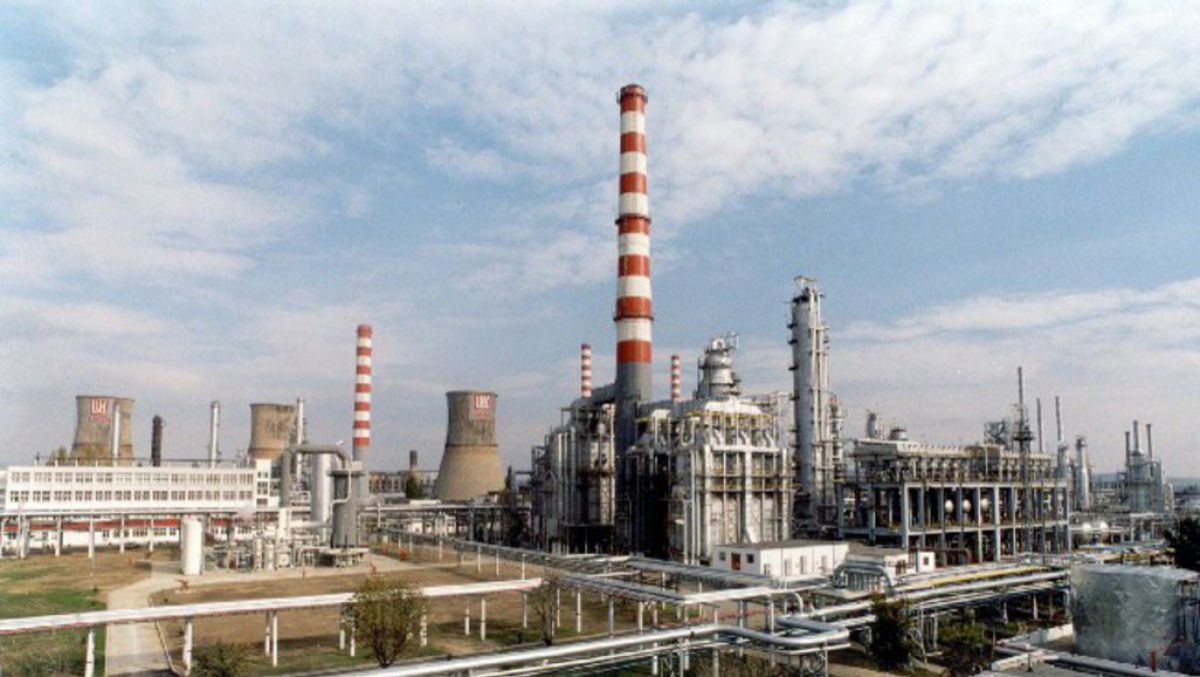 Lukoil încearcă să evite dizolvarea companiei care gestionează o rafinărie din România