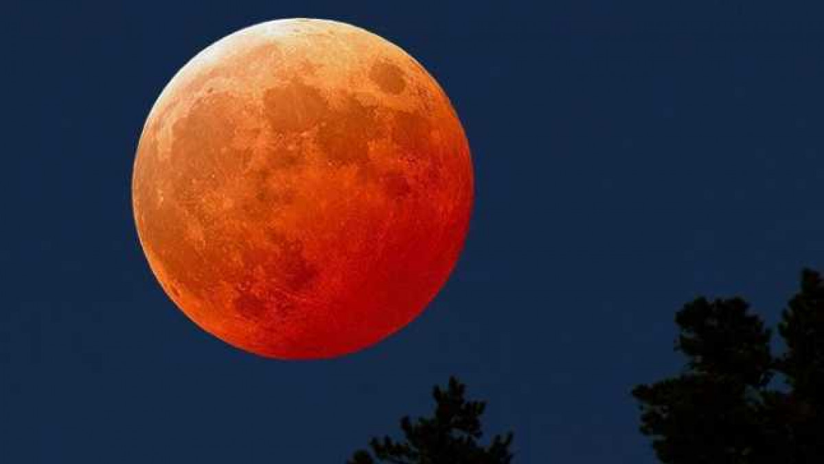 Luna va intra în eclipsă în noaptea de duminică spre luni și va căpăta nuanță roșiatică. Unde va fi vizibil fenomenul