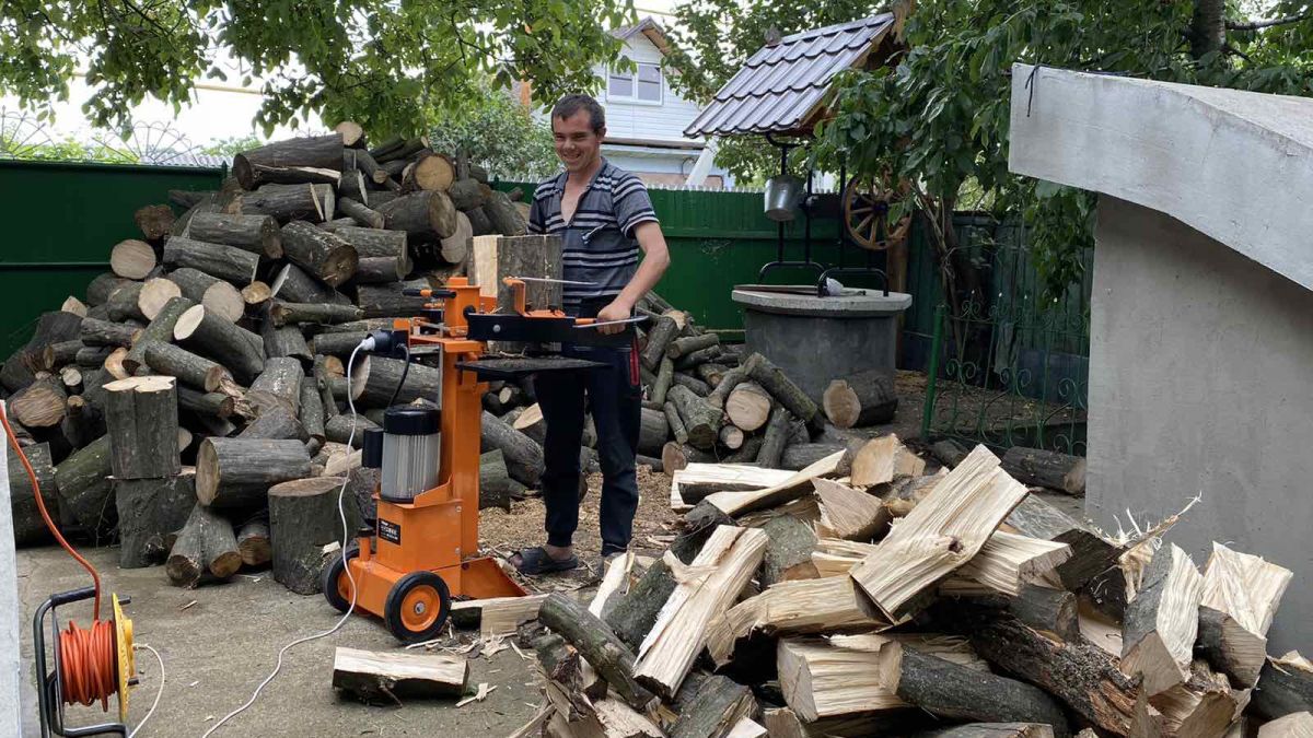 „Mă simt ca un om care vede”. Povestea unui nevăzător, pasionat de motoferăstrău, care de aproape două decenii trăiește și simte cu alți ochi