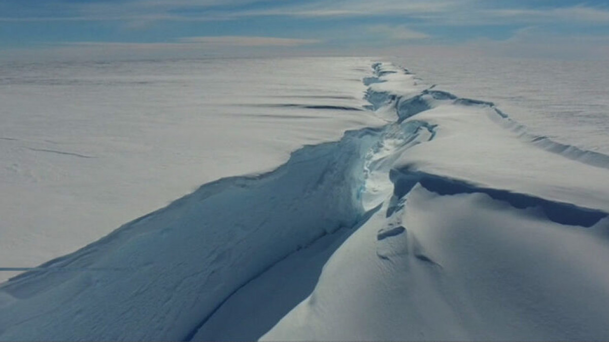 Mai mare de 15 ori decât Parisul: Un aisberg s-a desprins de banchiză în Antarctica