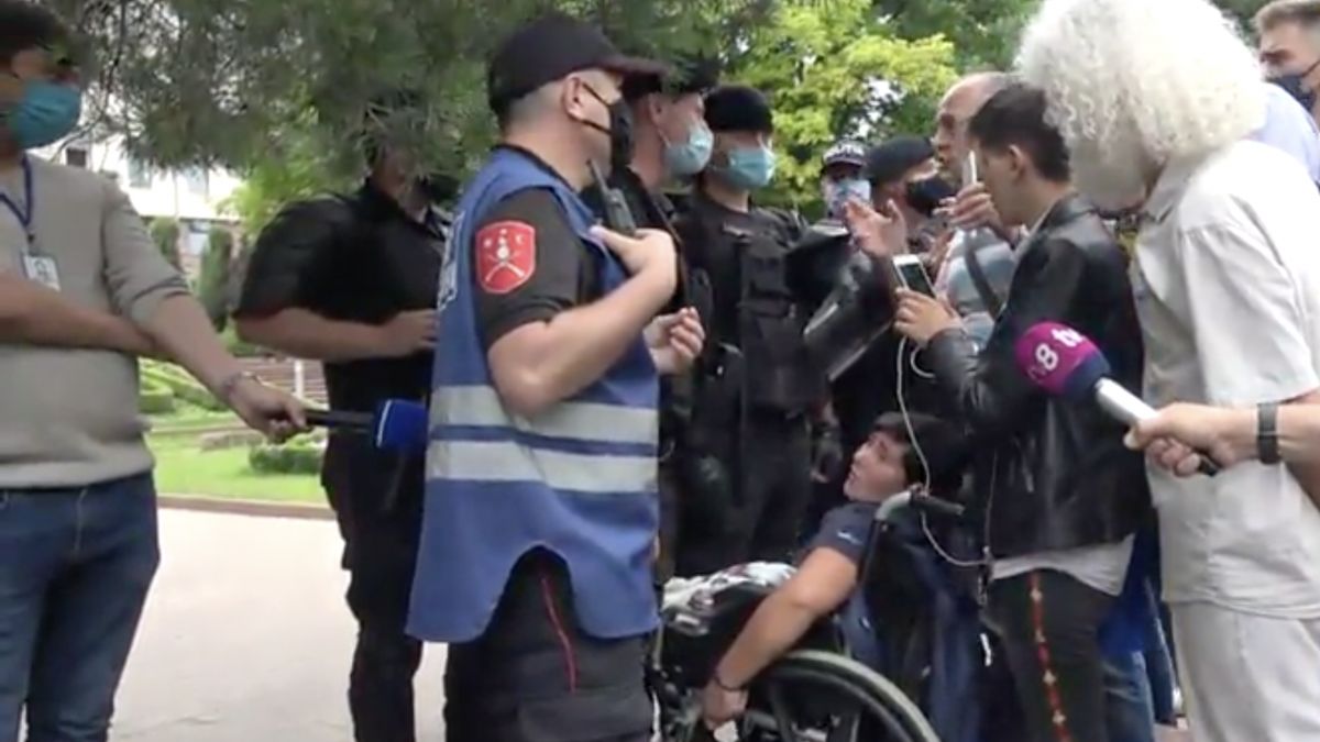 Mai multe persoane protestează în fața Parlamentului (LIVE)