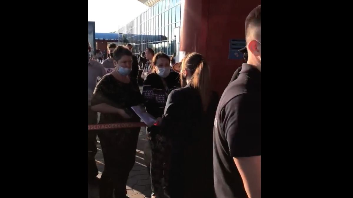 Mai mulți călători spre Rusia nu au putut urca la bordul avionului. Operatorul zborului atenționează: E nevoie de înregistrare pe listele aprobate de partea rusă (VIDEO)