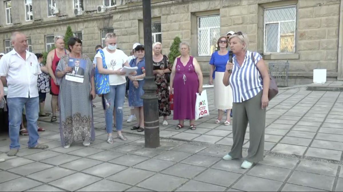 A doua zi de proteste la Bălți. Oamenii vor să-l convingă pe Usatîi sa nu plece