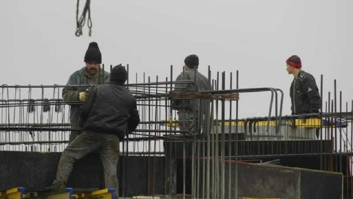 Un român ar fi ținut moldoveni în „sclavie” pe șantierele din Franța. Gestionarul a câștigat 14 milioane de euro