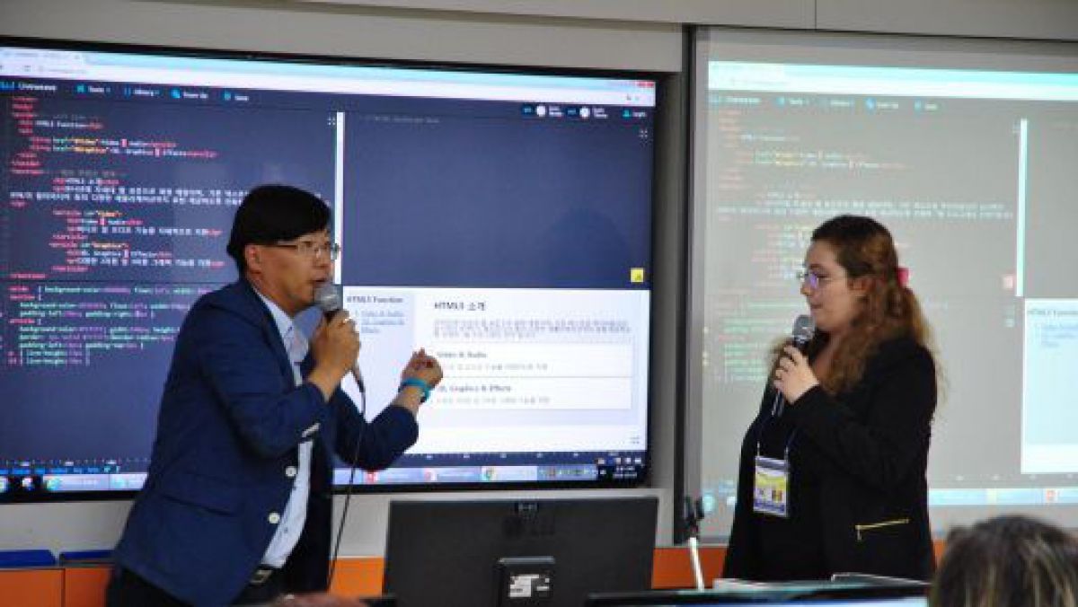 Mai mulți profesori de informatică participă la instruiri în Coreea de Sud
