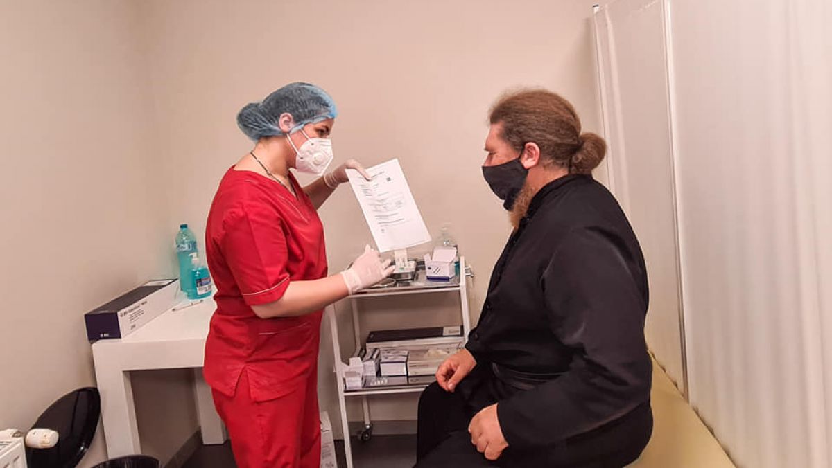 Mai mulți slujitori ai bisericii s-au vaccinat anti-COVID. Călugăriță: Credeam că e joc politic, dar când un părinte s-a îmbolnăvit, mi-am schimbat opinia