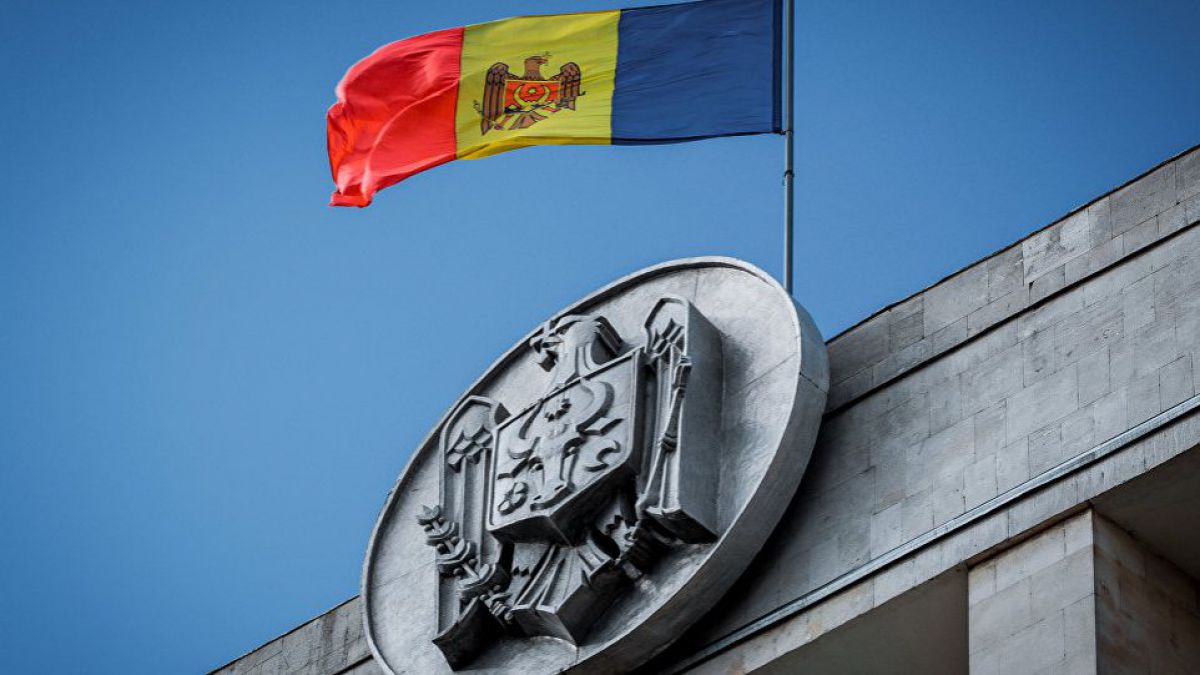 Mai puțini, dar mai bănoși. Funcționarii rămași în Guvern după reformă vor ridica salarii medii de 10.000 de lei