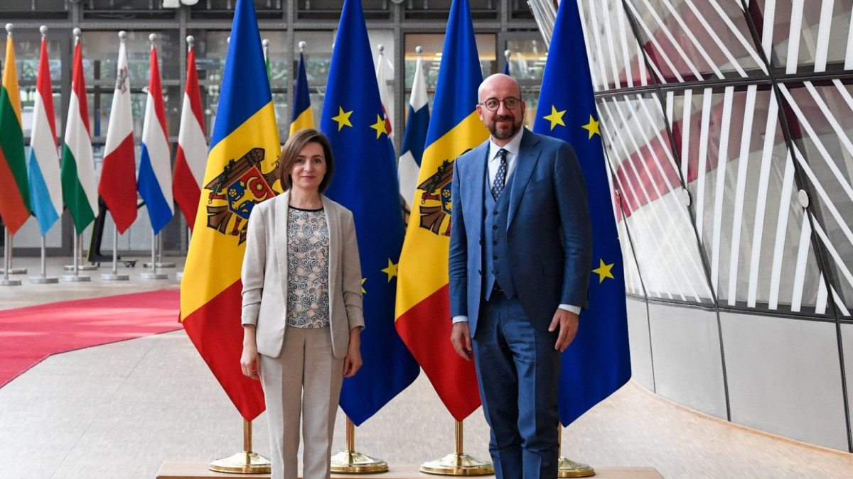 Maia Sandu a ajuns la Bruxelles. Șefa statului s-a întâlnit cu președintele Consiliului European, Charles Michel