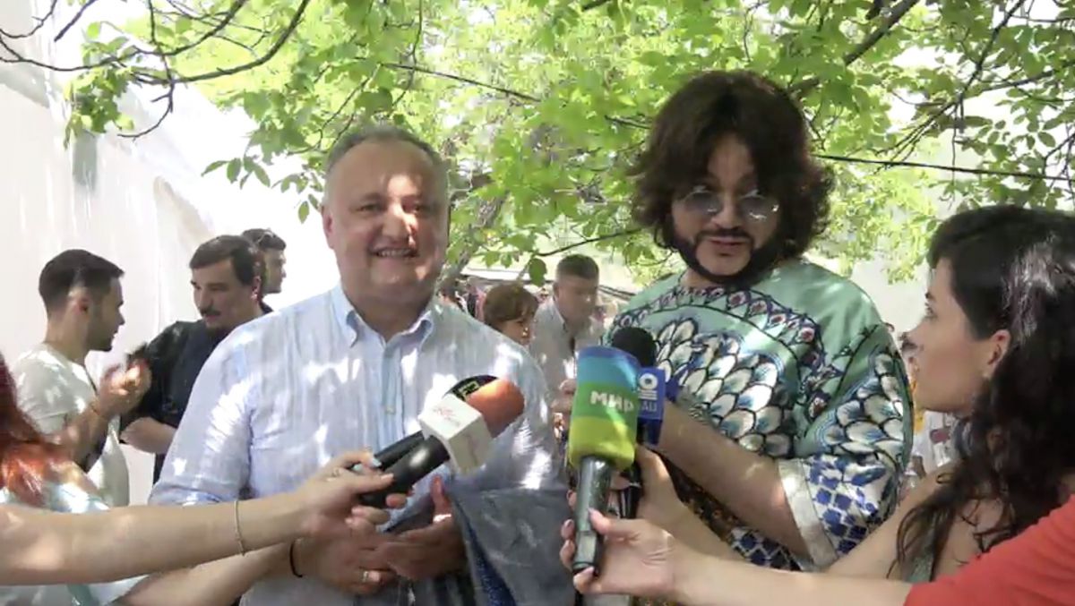 Mama lui Igor Dodon a întins masa mare. „E sărbătoare pentru tot satul”
