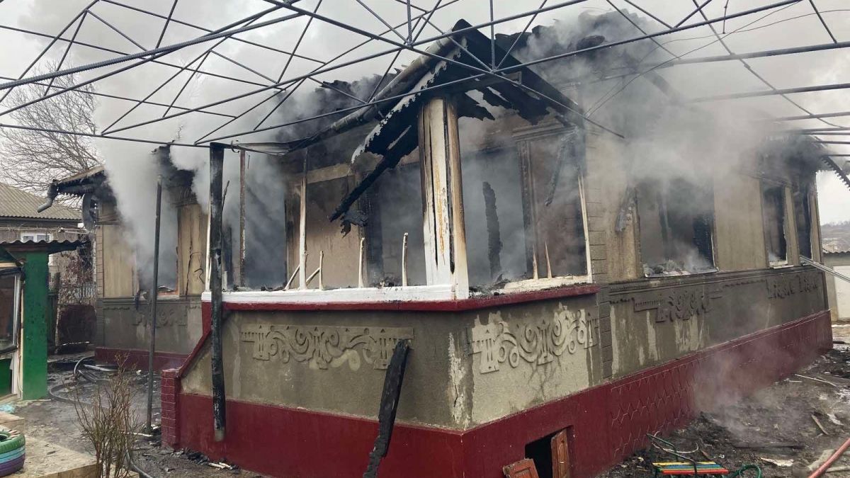 Mândreștii Noi, raionul Sângerei: O casă de locuit a fost mistuită de flăcări. Un tânăr, internat în spital, în stare gravă (FOTO/VIDEO))